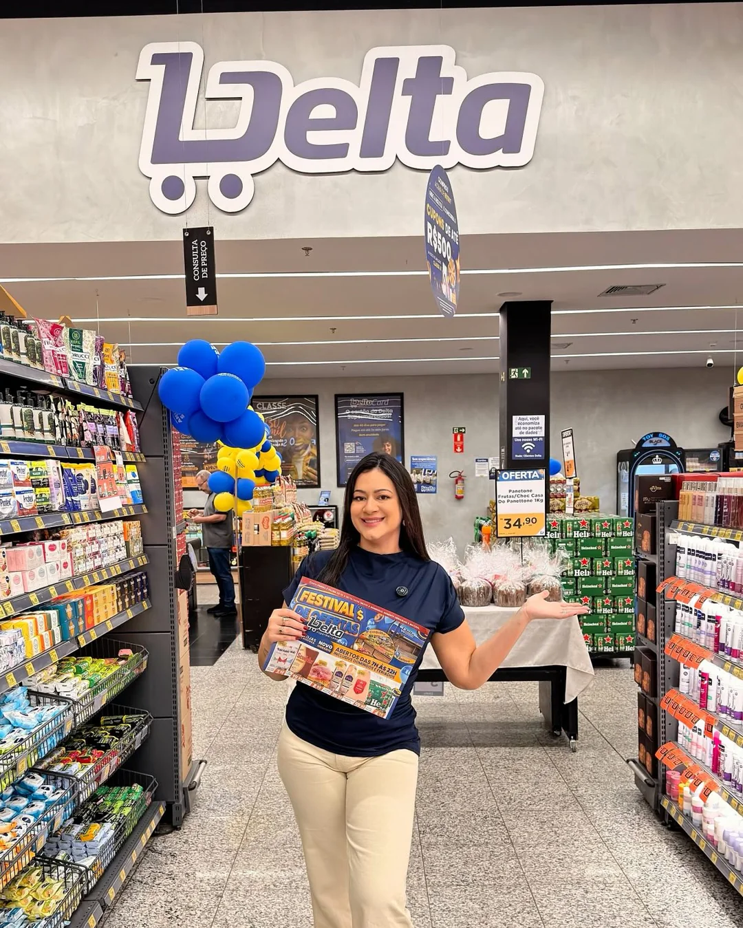 Lanna na entrada do Delta Supermercados, com a marca visível no alto