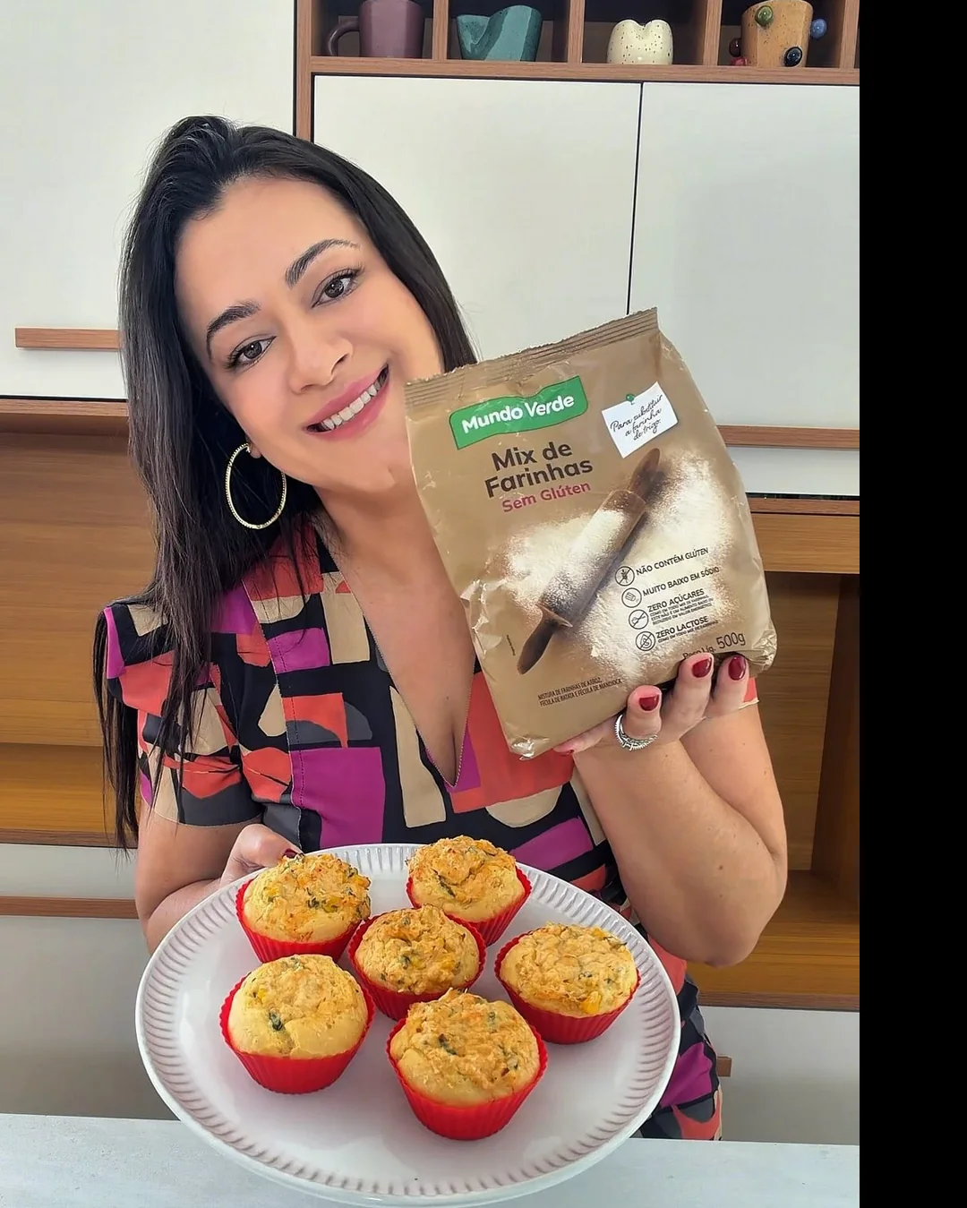 Lanna mostrando um mix de farinha sem glúten Mundo Verde junto de pães recheados