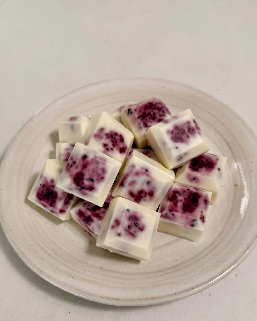 Docinho de iogurte com amora em prato claro