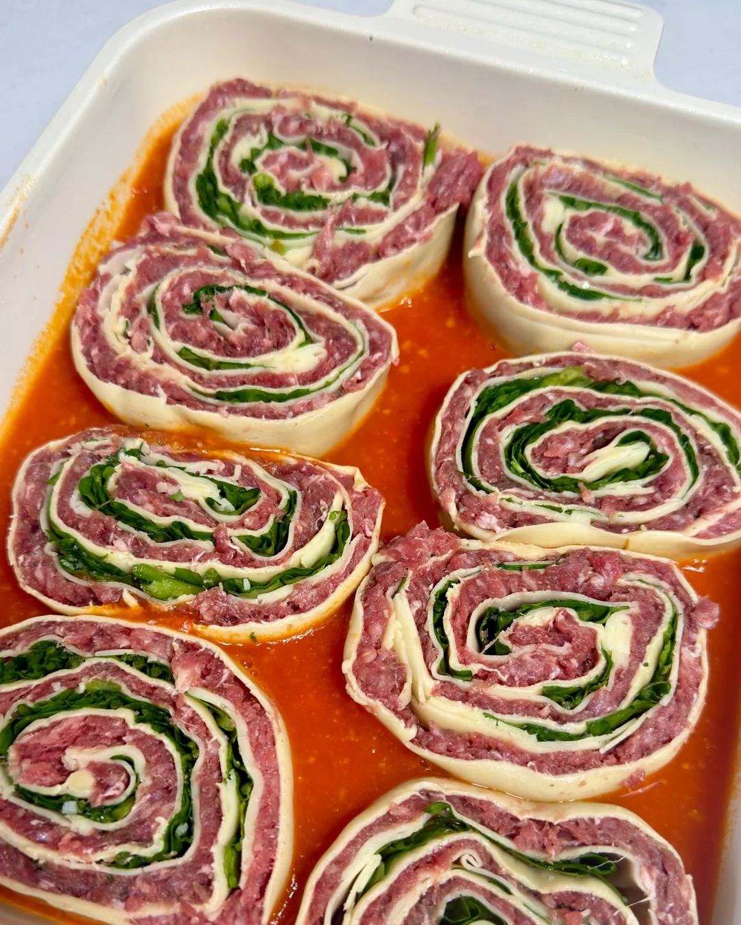 Wraps recheados apresentados em uma travessa