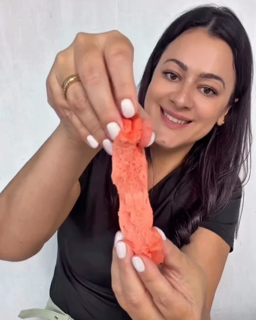 Lanna mostrando um pedaço de marshmallow vermelho feito em casa