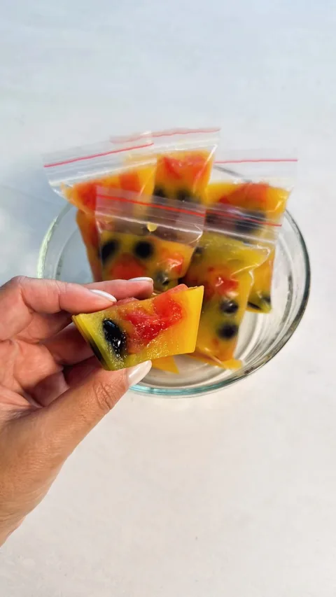Gelatina com suco de laranja e frutas, receita de Lanna Schneider